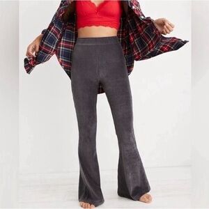 Aerie Groove On velour ribbed high-waisted flare pants charcoal size large